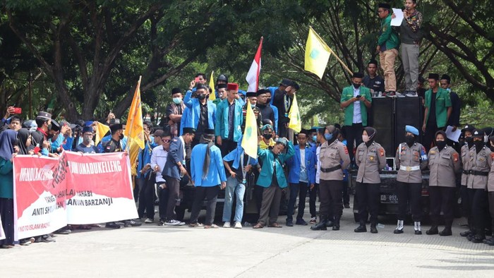 Aliansi Santri Nusantara Wajo berunjuk rasa menolak kedatangan Ustaz Firanda Andirja (Dok. Istimewa)