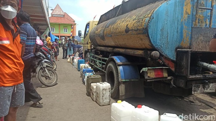 Antrean pembeli minyak goreng curah di Pasar Bintoro, Demak, Jumat (25/3/2022).