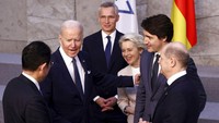 Tampak Presiden AS Joe Biden berbincang bersama Perdana Menteri Jepang Fumio Kishida, Jenderal NATO Jens Stoltenberg, Presiden Komisi Eropa Ursula von der Leyen, Perdana Menteri Kanada Justin Trudeau dan Kanselir Jerman Olaf Scholz sebelum foto bersama para pemimpin G7 selama pertemuan puncak NATO di Brussel, Belgia. AP Photo/Henry Nicholls.
