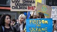 . Dalam aksinya, para demonstran tampak membawa beragam poster berisi aspirasi mereka yang meminta negara-negara dunia, khususnya yang ambil bagian dalam pertemuan di Belgia berupaya menghentikan aksi militer Rusia di Ukraina. AP Photo/Valentin Bianchi.