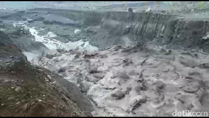 Banjir lahar dingin disertai material vulkanik Gunung Semeru