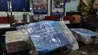 Wujud Gepokan Uang Hampir Rp 1 Miliar dan Tesla Bukti Kasus Indra Kenz