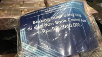 Terlihat ada gepokan uang berjumlah Rp 925.060.000. Foto: Hanif Hawari/detikcom