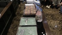 Sejumlah barang bukti dari kasus Indra Kenz dipamerkan polisi. Foto: Hanif Hawari/detikcom