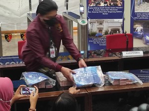Penampakan Duit Bukti Kasus Binomo Indra Kenz, Banyak Banget!