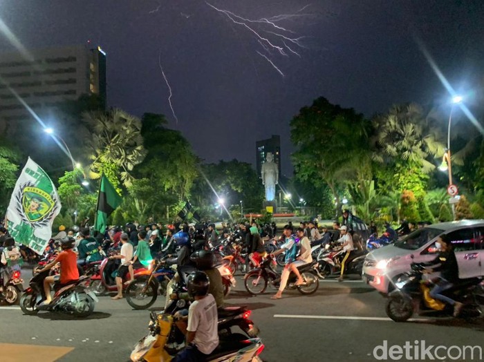 Persebaya menang telak 3-0 atas Bali United. Sejumlah Bonek konvoi merayakan kemenangan tersebut.