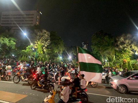 Persebaya menang telak 3-0 atas Bali United. Sejumlah Bonek konvoi merayakan kemenangan tersebut.