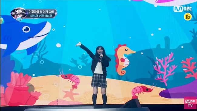 Baby Shark adalah lagu anak-anak berbahasa Korea yang tak kalah mengglobal dari lagu-lagu KPop. Meski dikenal sampai dibuat versi berbagai bahasa, termasuk Jawa, tak banyak orang mengenal siapa penyanyi aslinya. Baru-baru ini, ia pun tampil di televisi dan mengejutkan pemirsa.Foto: YouTube Mnet TV