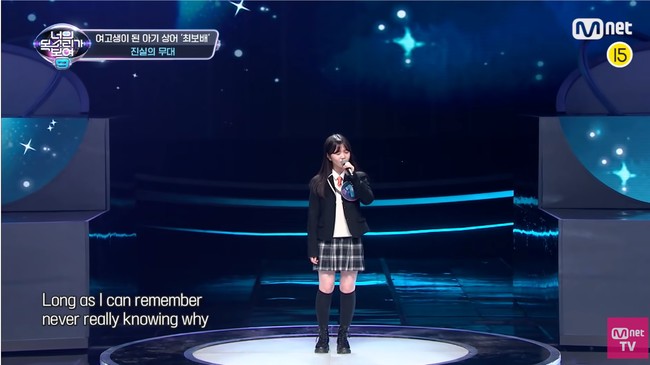 Choi Bo Bae kini sudah berusia 18 tahun dan sekolah di Seoul Music High School. Dalam acara tersebut, gadis berseragam sekolah SMA itu pun memperlihatkan kemampuan menyanyinya yang makin terasah. Foto: YouTube Mnet TV