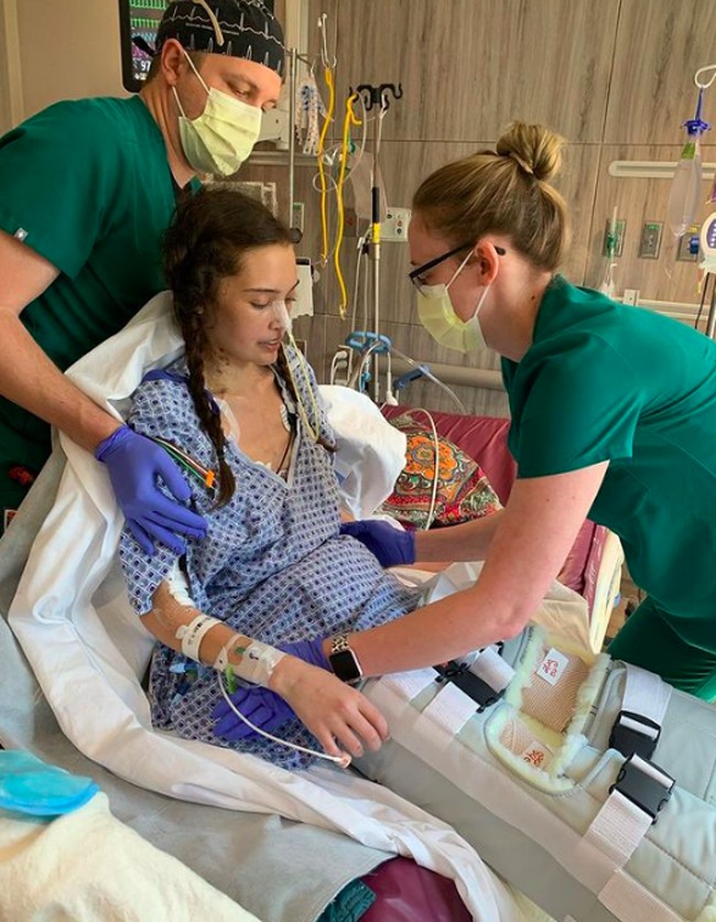 Beginilah keadaan Claire di rumah sakit setelah kakinya diamputasi karena komplikasi COVID-19 yang membuat aliran darah terbatas pada kakinya dan kerusakannya cukup serius. Foto: dok. Instagram/@clurby