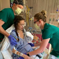 Beginilah keadaan Claire di rumah sakit setelah kakinya diamputasi karena komplikasi COVID-19 yang membuat aliran darah terbatas pada kakinya dan kerusakannya cukup serius. Foto: dok. Instagram/@clurby