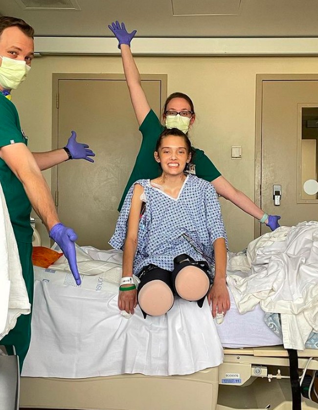 Di tengah patah hati karena kondisinya itu, Claire mengaku tetap memiliki semangat tinggi untuk hidupnya. Aku bisa duduk sendiri hari ini!! Sangat bersemangat!” tulisnya di keterangan unggahannya.  Foto: dok. Instagram/@clurby