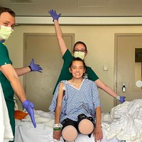 Di tengah patah hati karena kondisinya itu, Claire mengaku tetap memiliki semangat tinggi untuk hidupnya. Aku bisa duduk sendiri hari ini!! Sangat bersemangat!” tulisnya di keterangan unggahannya.  Foto: dok. Instagram/@clurby