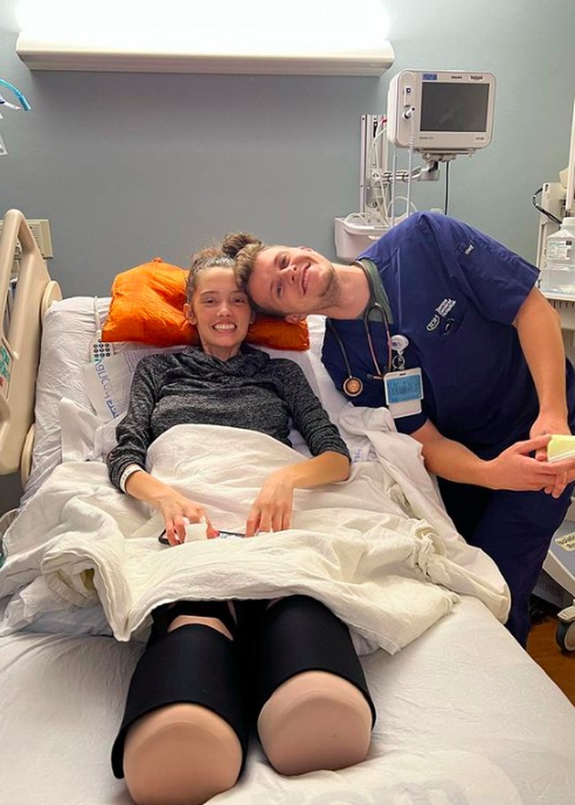 Claire terinfeksi COVID-19 pada Januari. Meski telah divaksinasi lengkap, dia menderita gejala serius hingga harus dirawat di rumah sakit.Foto: dok. Instagram/@clurby