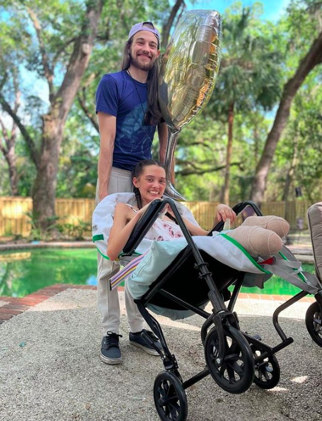 Claire menghabiskan waktu sampai dua bulan untuk pemulihan Corona dan amputasi ganda tersebut. Baru-baru ini, Claire akhirnya bisa pulang ke rumah tepat di hari ulang tahunnya ke-21. Foto: dok. Instagram/@clurby