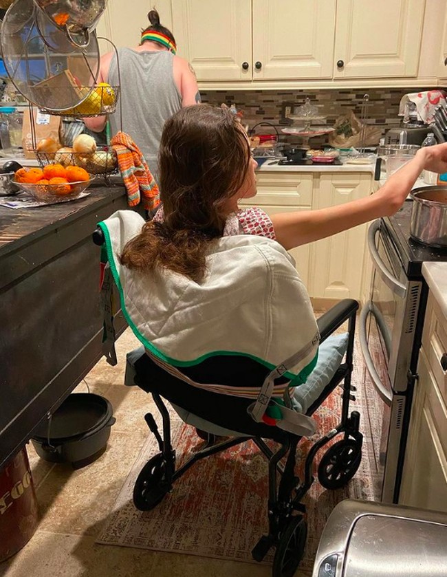 Claire dan keluarga pun akhirnya bisa merayakan ulang tahunnya di rumah secara sederhana, namun begitu sangat bermakna baginya. Foto: dok. Instagram/@clurby