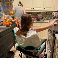 Claire dan keluarga pun akhirnya bisa merayakan ulang tahunnya di rumah secara sederhana, namun begitu sangat bermakna baginya. Foto: dok. Instagram/@clurby