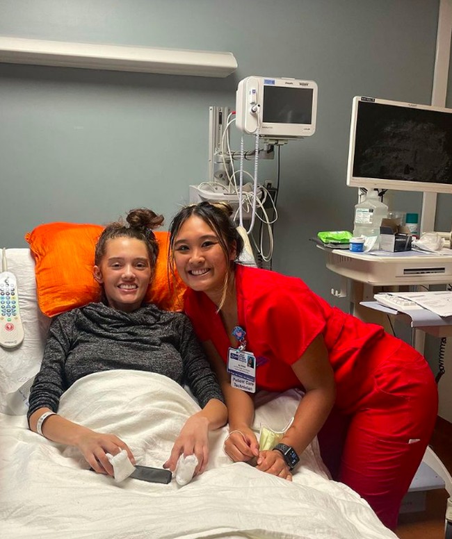 Claire Bridges, wanita muda yang tengah memulai kariernya sebagai model kini harus menghadapi kenyataan pahit. Kedua kakinya diamputasi karena komplikasi COVID-19. Foto: dok. Instagram/@clurby