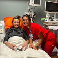 Claire Bridges, wanita muda yang tengah memulai kariernya sebagai model kini harus menghadapi kenyataan pahit. Kedua kakinya diamputasi karena komplikasi COVID-19. Foto: dok. Instagram/@clurby