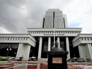 Mengawasi Putusan MA soal Batas Usia Calon Kepala Daerah