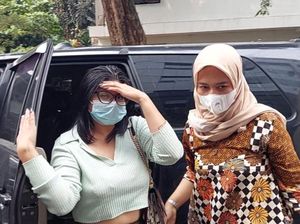 Tiba di Polda Metro, Ini Penampakan Dea OnlyFans Usai Diciduk Kasus Porno