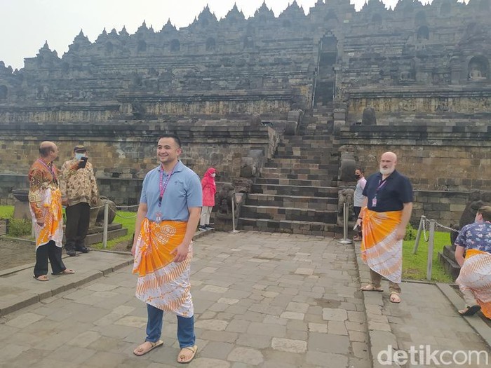 Delegasi G20 naik Candi Borobudur dengan memakai sandal upanat, Kabupaten Magelang, Jumat (25/3/2022).