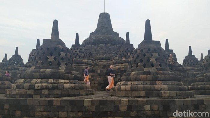 Delegasi G20 naik Candi Borobudur dengan memakai sandal upanat, Kabupaten Magelang, Jumat (25/3/2022).