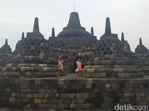 Delegasi G20 naik Candi Borobudur dengan memakai sandal upanat, Kabupaten Magelang, Jumat (25/3/2022).