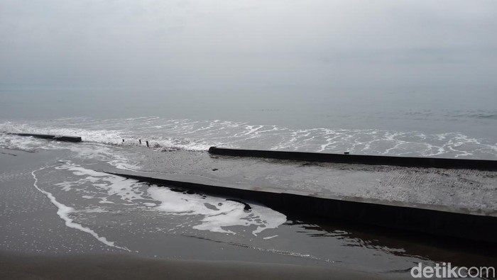 Dermaga ambles di Pantai Batukaras.