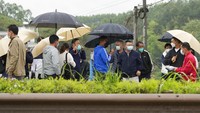 Tim evakuasi menduga tidak ada yang selamat dari 132 penumpang tersebut. (AP Photo/Ng Han Guan)  