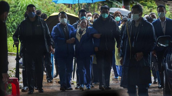 Duka Keluarga Korban di Lokasi Jatuhnya Pesawat Boeing 737-800