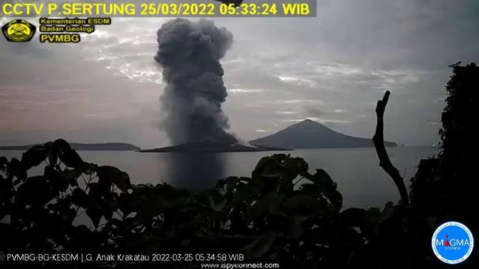 Erupsi Gunung Anak Krakatau pada Jumat (25/3/2022).