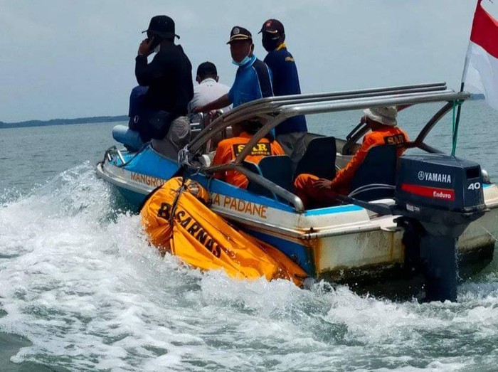Evakuasi mayat pria kusir delman yang ditemukan tewas di muara Sungai Pemali, Brebes, Jumat (25/3/2022).