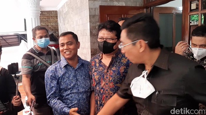 Faisal terlihat santai menerima kedatangan pihak Pengadilan Agama Jakarta Barat dan Doddy Sudrajat.
