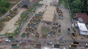 Foto Udara Panjangnya Antrean Truk yang Hendak Isi Solar di Jambi