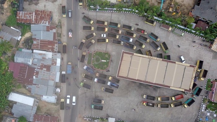 Foto Udara Truk-truk Mengular Antre Solar di Jambi Foto udara sejumlah truk mengantre untuk mengisi bahan bakar solar bersubsidi di SPBU Paal Lima, Kota Baru, Jambi, Jumat (25/3/2022). Antrean kendaraan yang didominasi truk angkutan batu bara itu terjadi di sejumlah SPBU di provinsi itu karena tidak seimbangnya ketersediaan bahan bakar solar bersubsidi dengan kebutuhan kendaraan yang mengantre. ANTARA FOTO/Wahdi Septiawan/aww.
