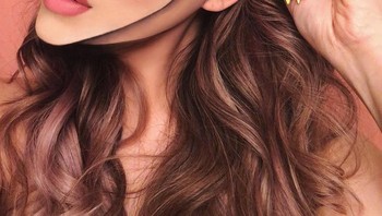 Beberapa tahun lalu aku mulai melukis laba-laba di wajahku yang terinspirasi dari laba-laba yang aku lihat saat berhalunisasi. Aku sadar bahwa ketika aku melukisnya, aku tidak lagi melihat mereka. Itu benar-benar menyembuhkankaku. Aku tidak pernah bermimpi mengenai laba-laba lagi ketika aku melukisnya, katanya. Foto: Instagram/mimles