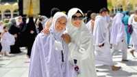 Fuji bahagia bisa mengajak Ida umrah. Awalnya, Haji Faisal ayah Fuji yang diajak, akan tetapi Faisal menolak berangkat. Faisal memberikan kesempatannya untuk Ida agar pergi bersama Fuji sekaligus mewujudkan impian mendiang Vanessa. Foto: dok. Instagram Fuji