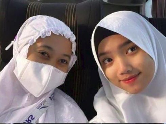 Fuji dan pengasuh Gala Sky umrah bareng.
