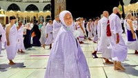 Ida Wida berfoto di depan Kabah. Ida Wida adalah pengasuh Gala Sky sejak kecil. Saat Vanessa Angel ke Surabaya, Ida Wida tak bisa ikut. Foto: dok. Instagram Ida Wida