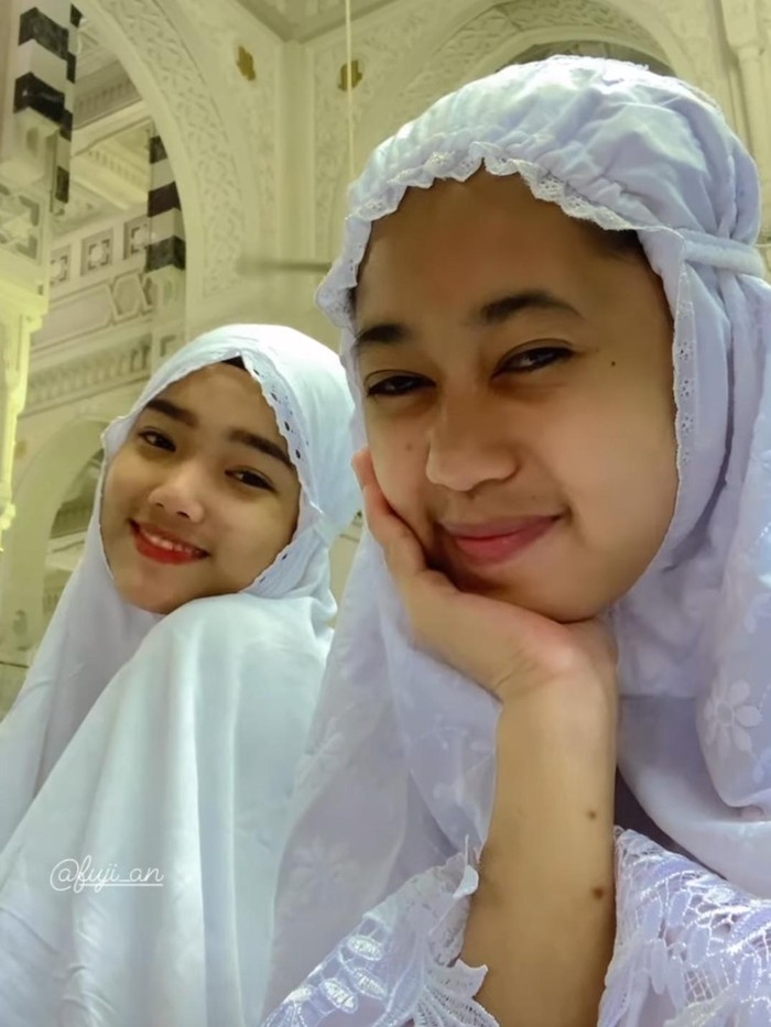 Fuji dan pengasuh Gala Sky umrah bareng.