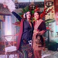 Seniman asal Bandung ini tak segan menata rambutnya dengan sanggul yang dipermanis bunga di bagian belakang. Sementara makeup bernuansa nude dengan sentuhan glamor memakai eyeshadow glitter. Foto: Instagram/@amingisback