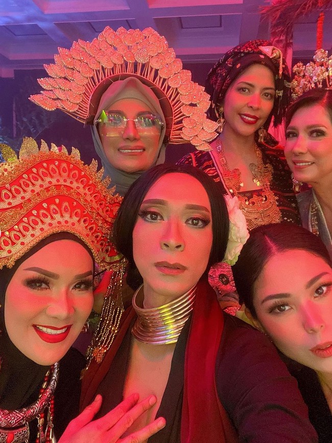 Penampilan Aming semakin nyentrik dengan aksesori berupa kalung choker warna emas. Foto: Instagram/@amingisback