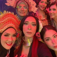 Penampilan Aming semakin nyentrik dengan aksesori berupa kalung choker warna emas. Foto: Instagram/@amingisback