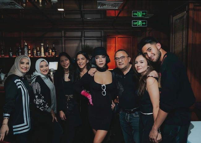 Jadi tamu undangan di ulang tahun Sabda Ahessa, kekasih Wulan Guritno, Aming tampil seksi. Dia mengenakan gaun ketat hitam, choker dan topi warna senada. Foto: Instagram/@amingisback