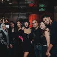 Jadi tamu undangan di ulang tahun Sabda Ahessa, kekasih Wulan Guritno, Aming tampil seksi. Dia mengenakan gaun ketat hitam, choker dan topi warna senada. Foto: Instagram/@amingisback