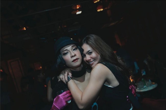 Aming juga memakai wig rambut model bob serta sarung tangan shocking pink. Foto: Instagram/@amingisback