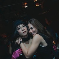 Aming juga memakai wig rambut model bob serta sarung tangan shocking pink. Foto: Instagram/@amingisback