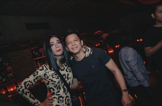 Gaya feminin kembali jadi pilihan Aming saat hadir di ulang tahun Bunga Citra Lestari. Pria 41 tahun ini mengenakan bodysuit motif leopard. Kali ini, ia memakai wig sebahu dan makeup tebal. Foto: Instagram/@amingisback