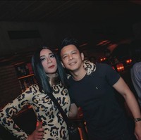 Gaya feminin kembali jadi pilihan Aming saat hadir di ulang tahun Bunga Citra Lestari. Pria 41 tahun ini mengenakan bodysuit motif leopard. Kali ini, ia memakai wig sebahu dan makeup tebal. Foto: Instagram/@amingisback